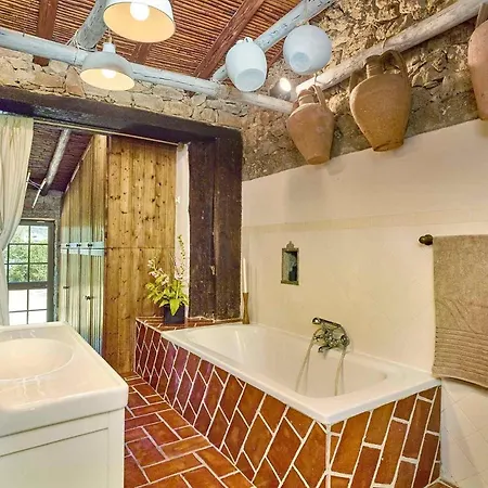 Villa Sleeps 6 *