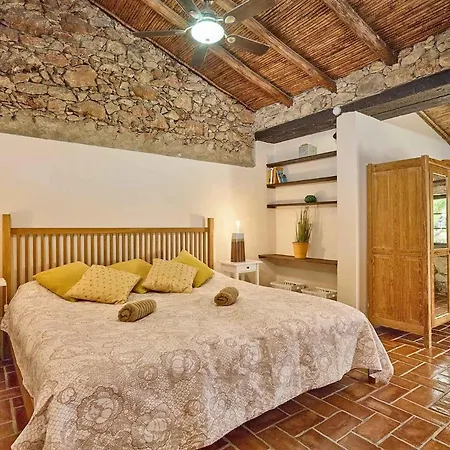 Sleeps 6